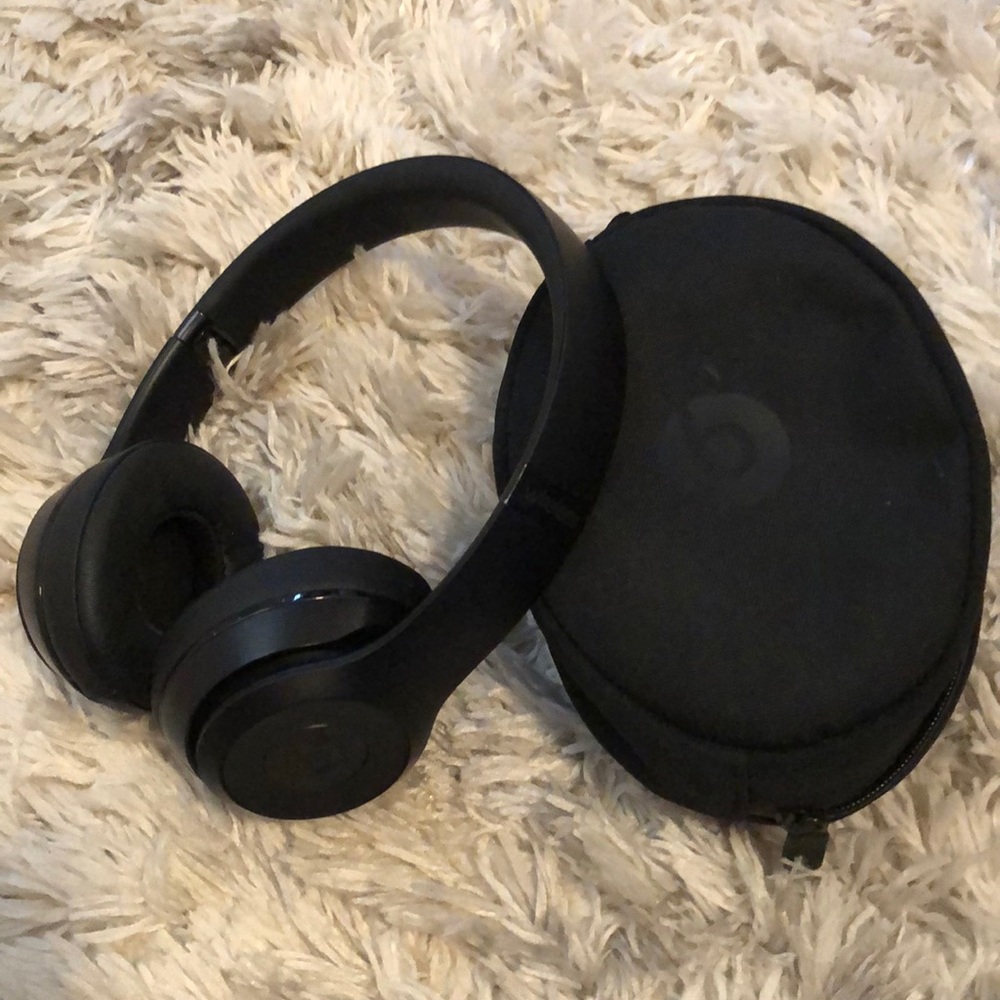 Matte black Beats